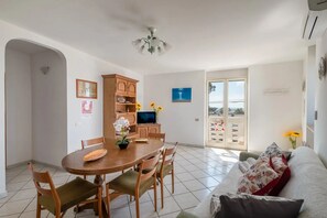 Appartement, balcon, vue jardin | Cuisine privée | Réfrigérateur, four, plaque de cuisson, machine à expresso