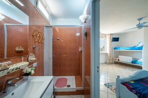 Appartement, balkon, uitzicht op tuin | Badkamer