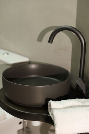 Driepersoonskamer | Badkamer | Een haardroger, pantoffels, handdoeken, zeep