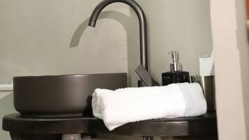 Quarto triplo | Banheiro | Secador de cabelo, chinelos, toalhas de banho, sabonete