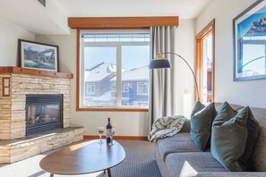 Smart TV, fireplace, offices - Falcon Crest Sunrise Retreat (Canmore)
