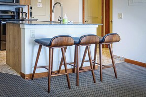 Fridge, microwave, oven, stovetop - Falcon Crest Sunrise Retreat (Canmore)