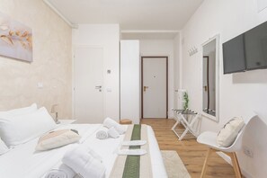 Quarto casal econômico | Escrivaninha, ferros/tábuas de passar roupa, Wi-Fi de cortesia