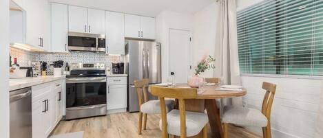 冷蔵庫、電子レンジ、オーブン、コンロ