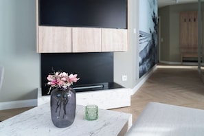 Smart TV, fireplace