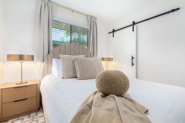 2 bedrooms, desk, iron/ironing board, WiFi