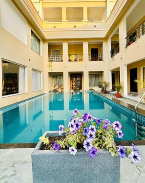 Una piscina al aire libre