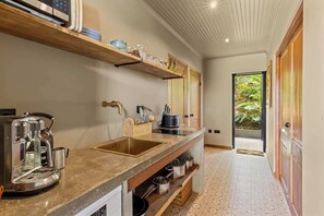 Jääkaappi, mikroaaltouuni, uuni, liesi