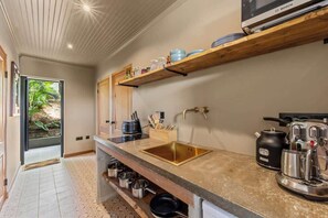 Fridge, microwave, oven, stovetop - Bali Suites - Sanur suite (Willemstad)