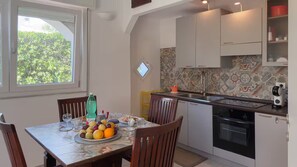Réfrigérateur, four, plaque de cuisson, cafetière/bouilloire