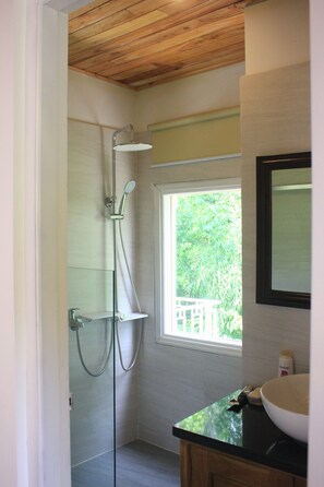 Regadera, amenidades de baño gratuitas, secadora de cabello, pantuflas 