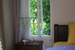 2 quartos, ferros/tábuas de passar roupa, berço de viagem