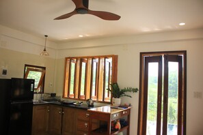 Fridge, oven, stovetop, electric kettle - Nomad Hill Hue - Spacious View Countryside (Thị xã Hương Thủy)