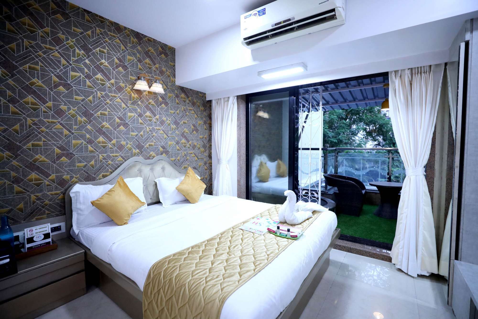 1 bedroom, desk, iron/ironing board, WiFi