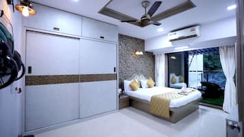 1 bedroom, desk, iron/ironing board, WiFi