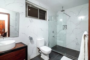 Classic Stüdyo, Bahçe Manzaralı | Banyo | Duş, terlik, havlu, sabun 