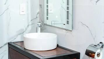 Estudio clásico, vistas al jardín | Baño | Ducha, zapatillas, toallas y jabón