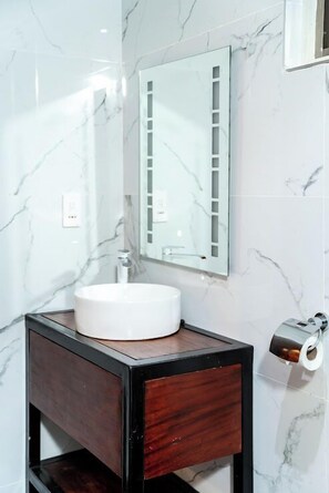 Studio phong cách cổ điển, quang cảnh vườn | Phòng tắm | Buồng tắm vòi sen, dép đi trong nhà, khăn tắm, xà phòng 