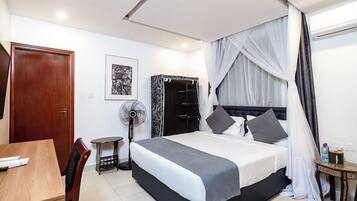 Estudio clásico, vistas al jardín | 1 dormitorio, sistema de insonorización, wifi gratis