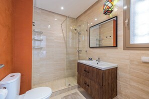 Shower, hair dryer, towels, soap - Marrakchi Charm - Pool, Garden & Fitness Area (Marrakech)