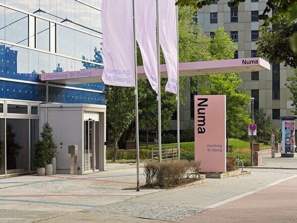 A building with a sign reading 'Numa Hamburg St. Georg' and a large pink sign with the same name. - Numa Hamburg St Georg (Hamburg)