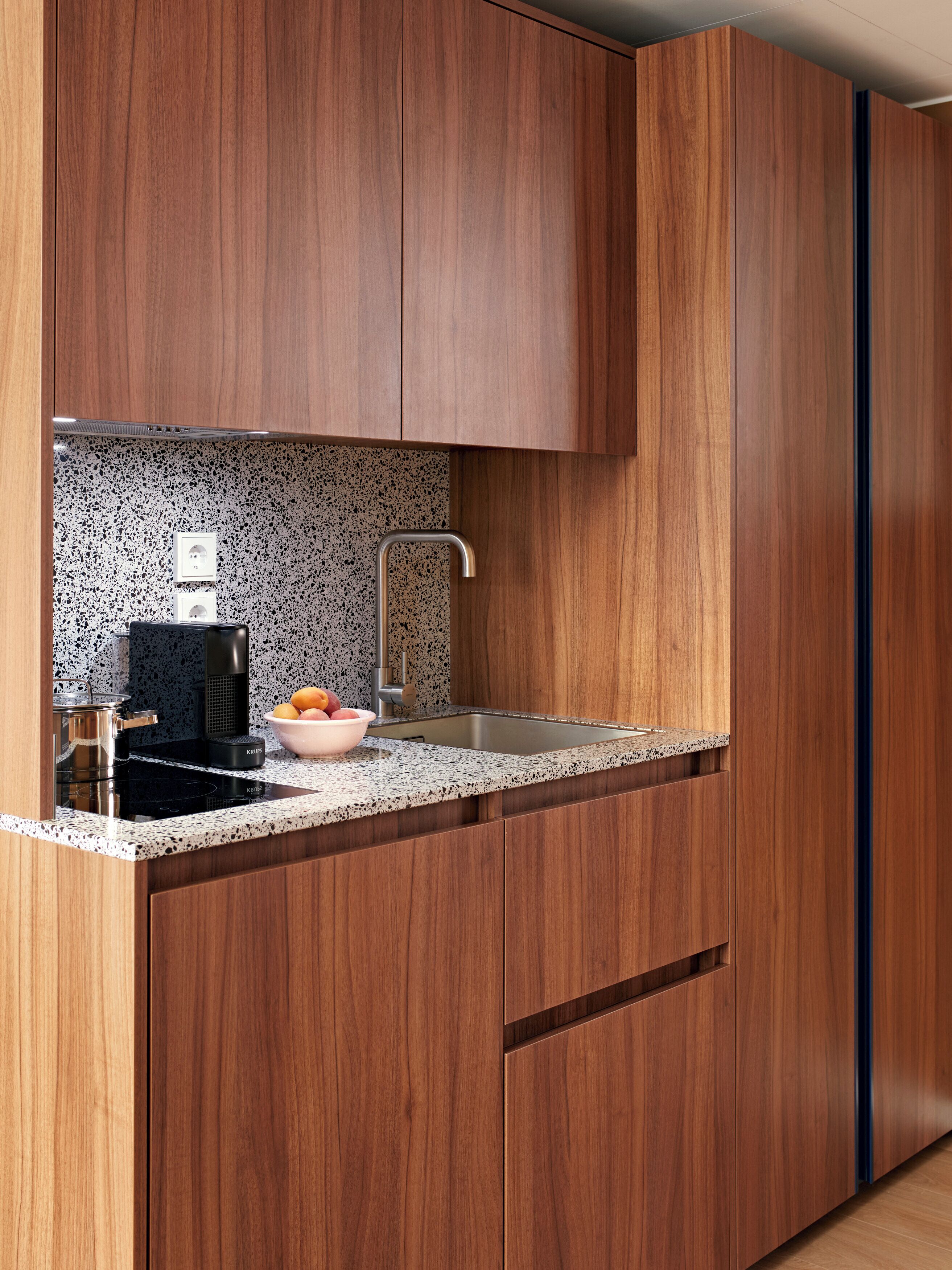 高級寝具、ミニバー、セーフティボックス (室内)、ノートパソコン用作業スペース