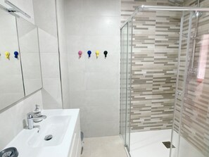 Shower, hair dryer, towels