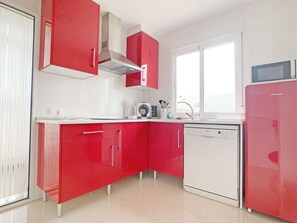 Refrigerador, microondas, lavavajillas y cafetera y tetera