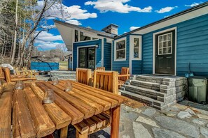 Outdoor dining - Bigfoot Manor with Fire Pit (Marion)