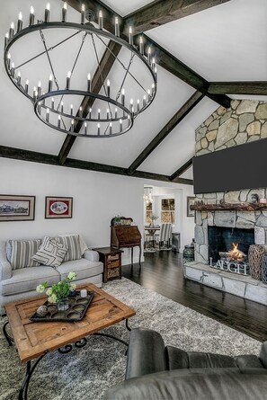 Smart TV, fireplace, books - Bigfoot Manor with Fire Pit (Marion)