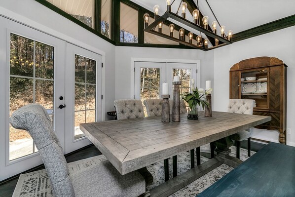 Dining - Bigfoot Manor with Fire Pit (Marion)