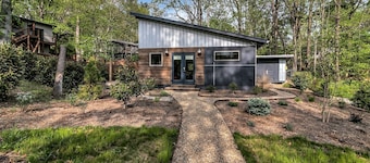 Cozy Laurel Cabin w Fire Pit near Golf Course