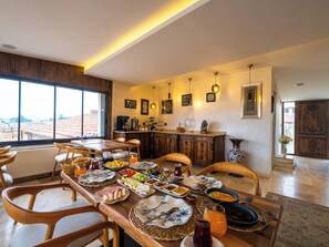 朝食 (ビュッフェ)、毎日提供 (無料)