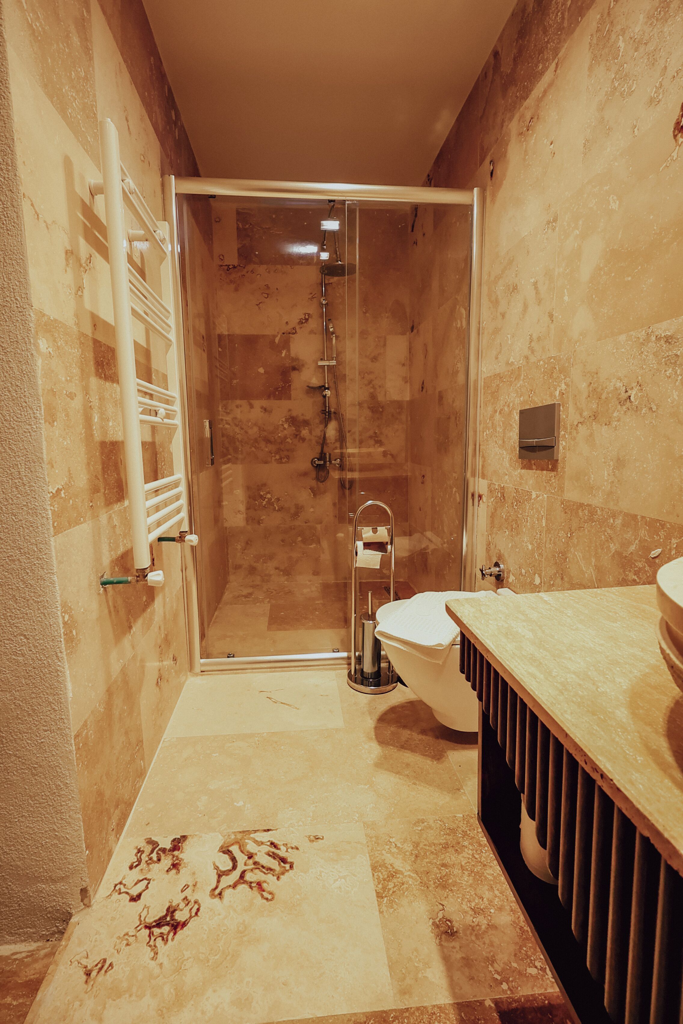 Chambre Supérieure, vue cour intérieure | Salle de bain | Sèche-cheveux, chaussons, serviettes fournies, savon