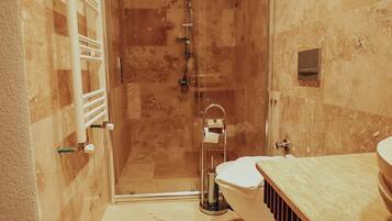 Chambre Supérieure, vue cour intérieure | Salle de bain | SÚche-cheveux, chaussons, serviettes fournies, savon