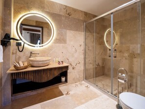 King Suite | ห้องน้ำ | ไดร์เป่าผม, รองเท้าสวมภายในห้อง, ผ้าเช็ดตัว, สบู่