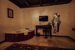 Suite, balcon, vue ville | Literie de qualité supérieure, minibar, coffres-forts dans les chambres