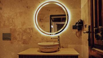 Suite, balcon, vue ville | Salle de bain | Sèche-cheveux, chaussons, serviettes fournies, savon