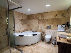 Deluxe Suite | Bilik Mandi | Pengering rambut, selipar, tuala disediakan, sabun 