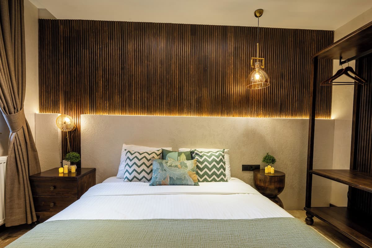 Deluxe Suite | Premium bedding, minibar, in-room safe, blackout drapes