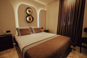 Quarto standard, vista para o pátio | Roupas de cama premium, frigobar, cofres nos quartos, cortinas blackout