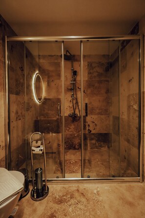 Quarto standard, vista para o pátio | Banheiro | Secador de cabelo, chinelos, toalhas de banho, sabonete