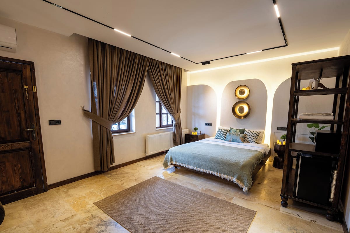 King Suite | Ropa de cama de alta calidad, minibar, caja fuerte y cortinas opacas