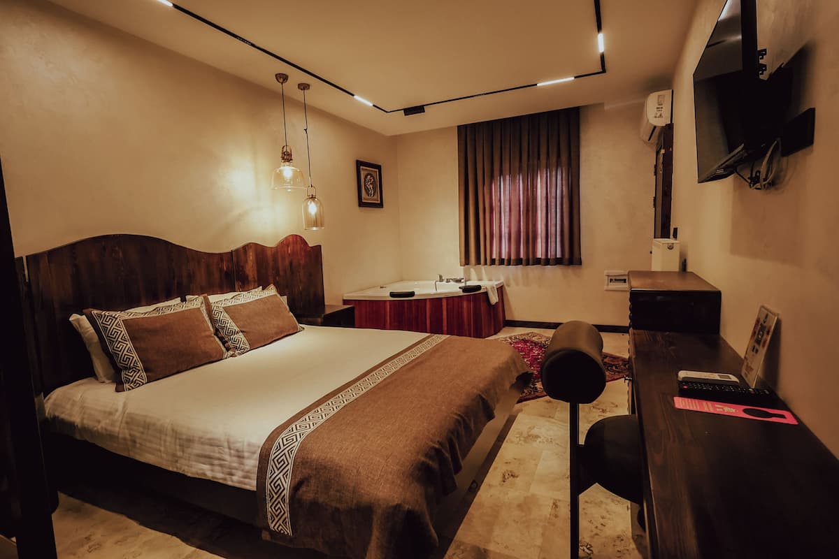 King Suite | Roupas de cama premium, frigobar, cofres nos quartos, cortinas blackout