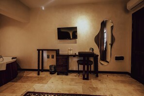 Suite, balcon, vue ville | Literie de qualité supérieure, minibar, coffres-forts dans les chambres