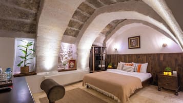 Rom – superior | Sengetøy av topp kvalitet, minibar, safe på rommet og blendingsgardiner