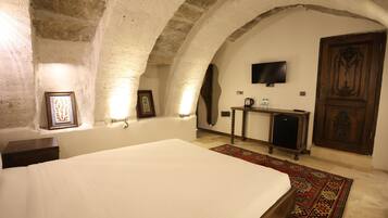 Superior Room, Courtyard View | 1 bedroom, premium bedding, minibar, in-room safe