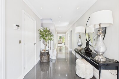 3 Bed Luxury Family Home, with Self-Check in & Direct Train to London