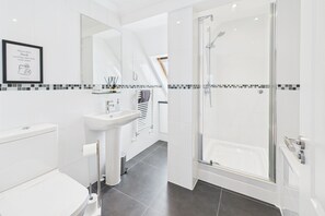 Dusche, Haartrockner, Handtücher, Seife