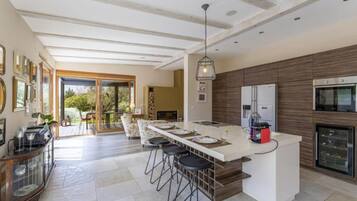 Villa (Poolside Grand Retreat Villa) | Servicio de la propiedad